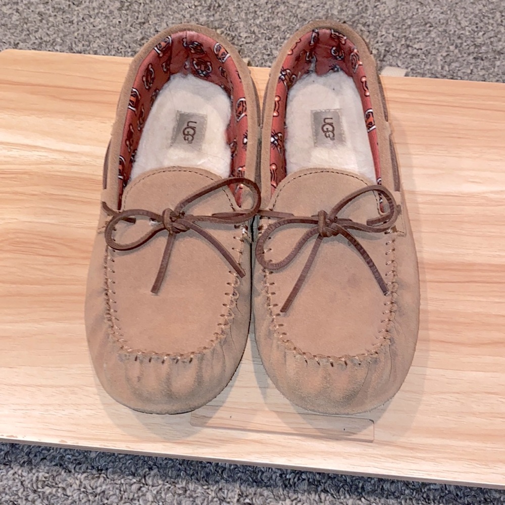 UGG MOCCASINS 🤎🐯
